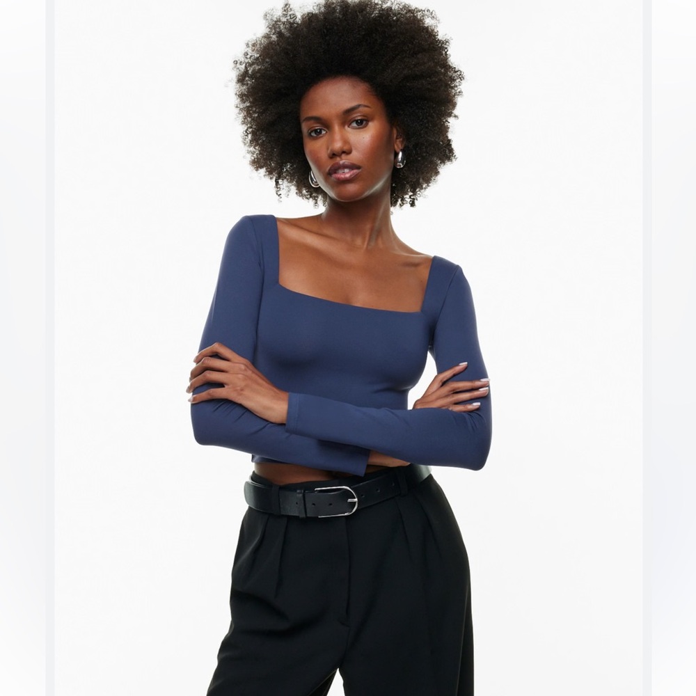 Babaton
Contour Squareneck Longsleeve